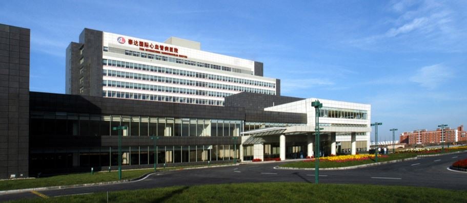 An exterior view of a large hospital building
