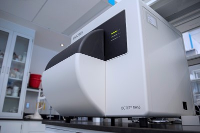 The Octet RH16, a rectangular box-shaped device with a semi-circular protrusion, sitting on a lab counter.